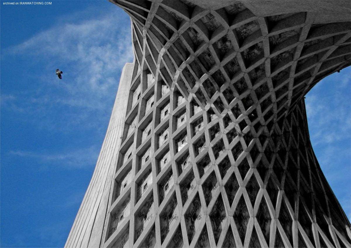 تعریف معماری - نمای زیرین برج آزادی (برج شهیاد)