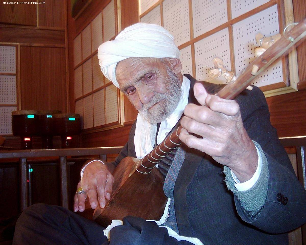 مهارت ساختن و نواختن دوتار ایرانی جهانی شد - 