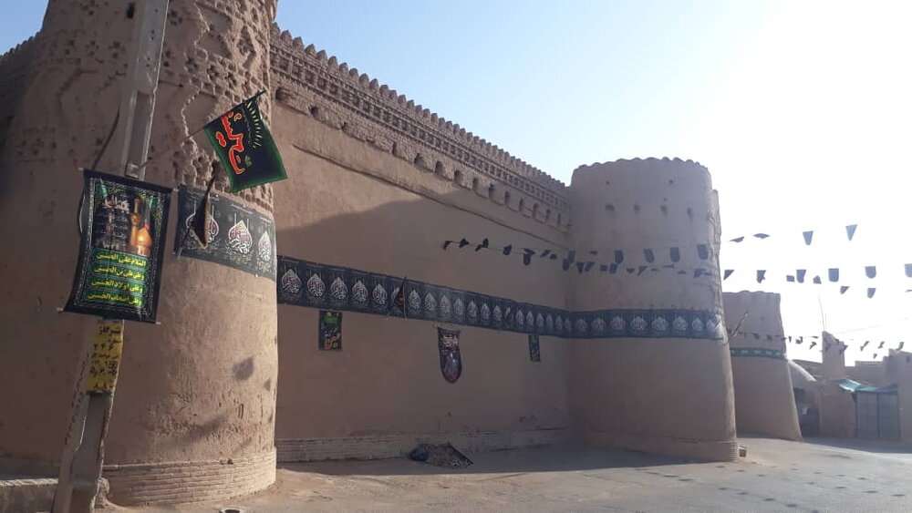 شعارنویسی محرم بر روی دیوارهای قلعه تاریخی مهرجرد میبد - 