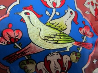 تاریخچه نقاشی پشت شیشه در قزوین - در این اثر از نقاشی پشت شیشه کاربرد ابریشم در بدن پرنده مطابق با نمونه‌های قدیمی مشاهده می‌شود