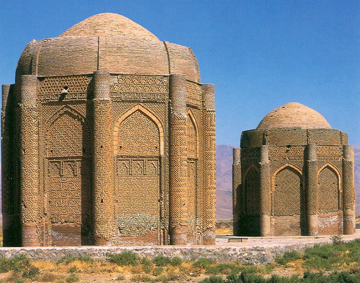 تاریخچه بناهای آرامگاهی در معماری ایرانی - برج خرقان در قزوین