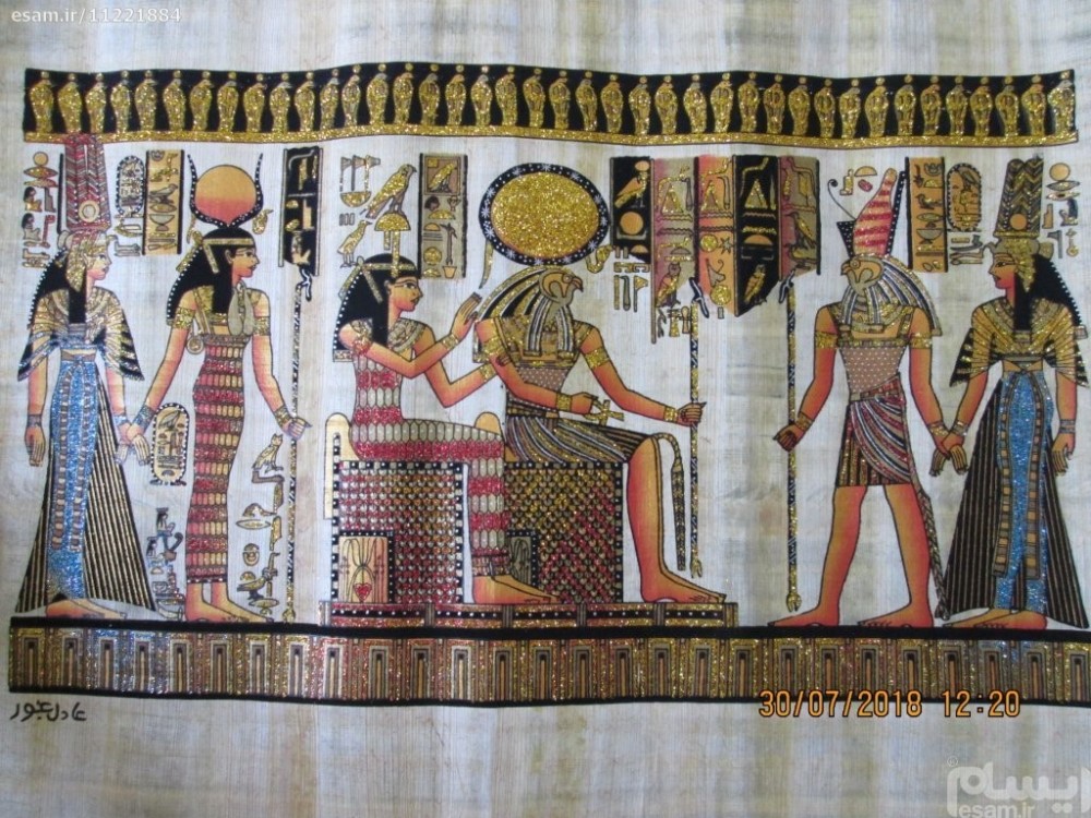 وجود نوارهای تزئینی در حاشیه لباس ها در تصاویر به دست آمده از هنر مصر