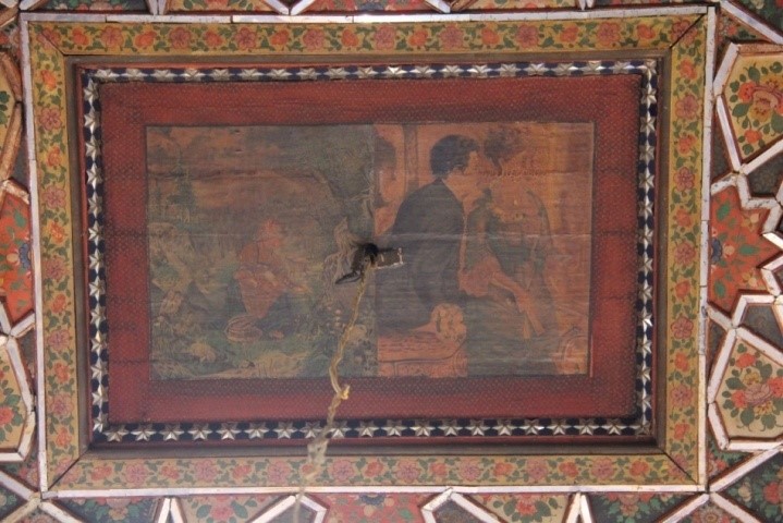 نقاشی روی چوب در خانه های قزوین - نقاشی روی چوب در حسینیه امینی ها در قزوین که برای عبور سیم برق تخریب شده است!