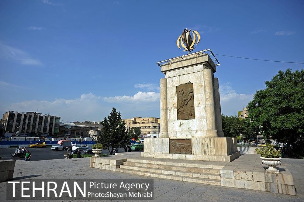 میدان توپخانه - 